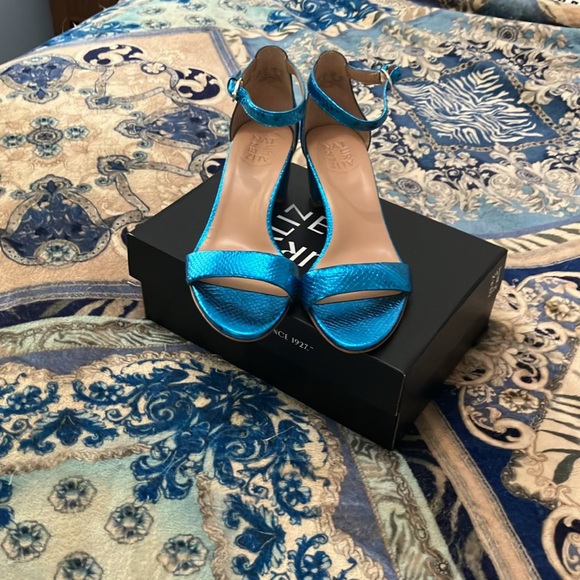 Naturalizer Brand-New, Never Worn. Vibrant Blue Sandals. Size 9 Wide - Picture 2 of 6